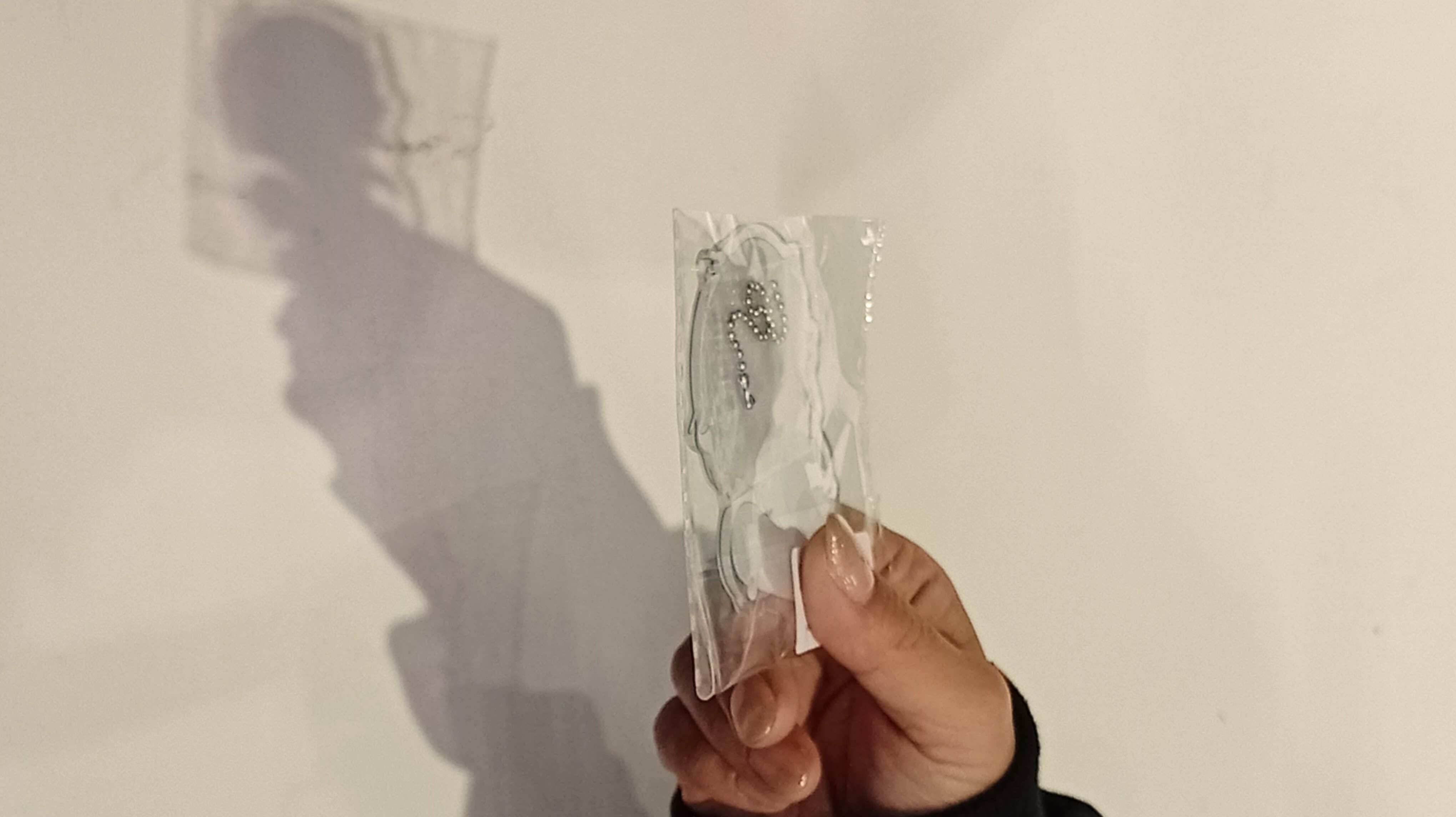 （ナレッジ記事）【ファンに感動を届ける】アクリルキーホルダーの発送・梱包術：チェーン配置に込める品質管理と気遣い